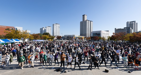 지난 26일 열린 오송걷기대회에서 참가자들이 몸을 풀고 있다. /충청타임즈